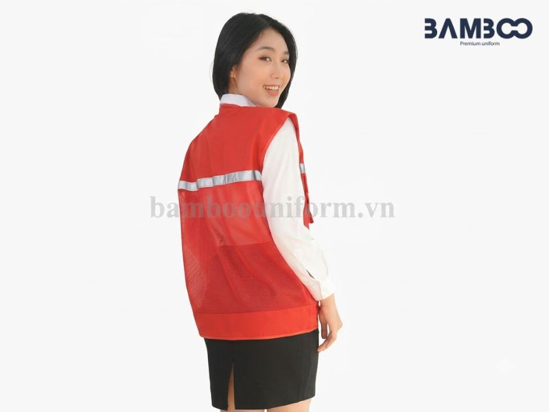 Chi phí may áo gile bảo hộ 05 màu đỏ thường từ 70.000–200.000đ/chiếc, tùy chất liệu, số lượng và yêu cầu in thêu
