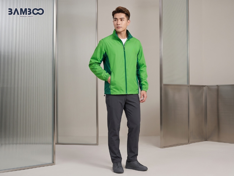 Chi phí may áo khoác gió xanh lục 01 phụ thuộc vào vải, kiểu dáng, số lượng, in thêu logo và yêu cầu hoàn thiện