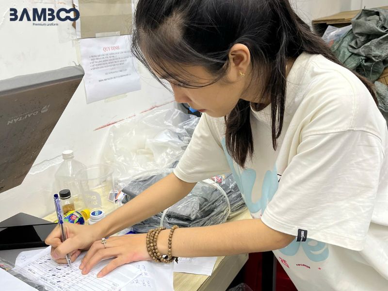 Chi phí may áo khoác gió xanh đen có nón phối logo sẽ được tính dựa trên nhiều yếu tố