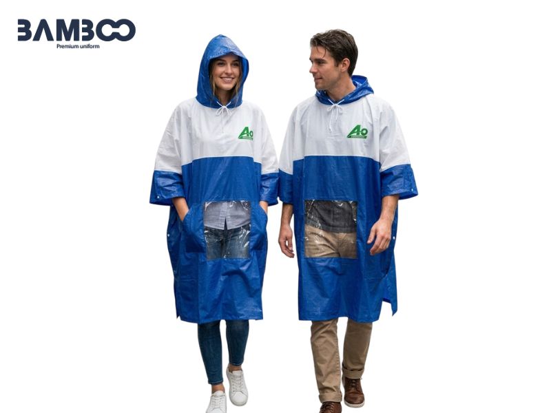 Chi phí may mẫu áo mưa phối màu xanh dương và trắng phụ thuộc vào nhiều yếu tố đặt hàng