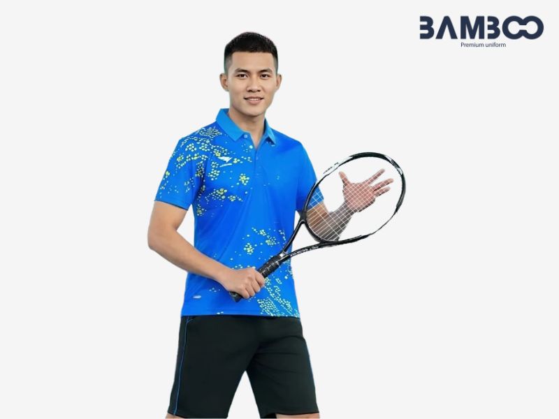 Áo đồng phục tennis nam gồm áo polo cổ bẻ và quần short co giãn, năng động, nam tính