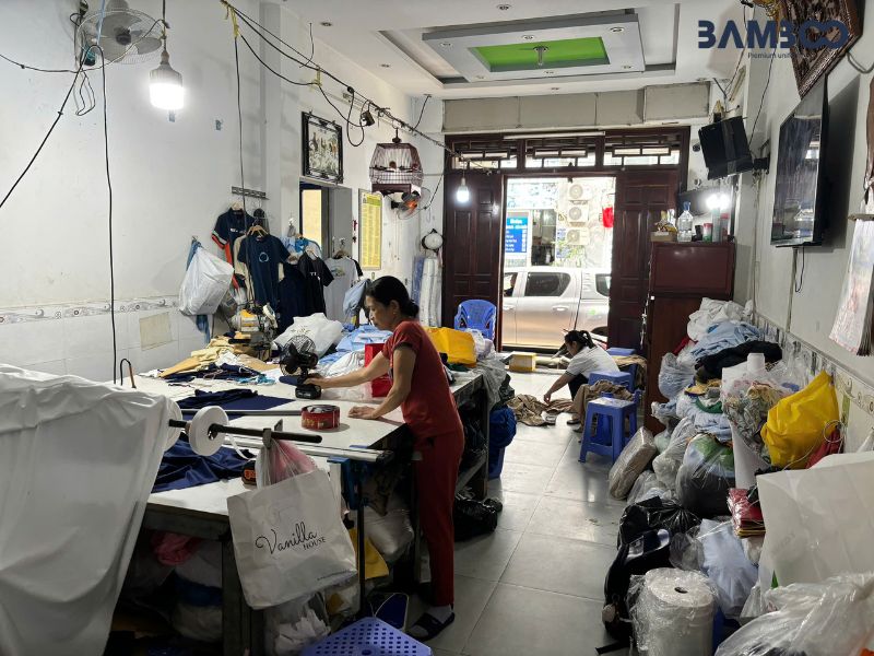 Chi phí may áo gile nam nữ màu đỏ đô phụ thuộc vào nhiều yếu tố khác biệt