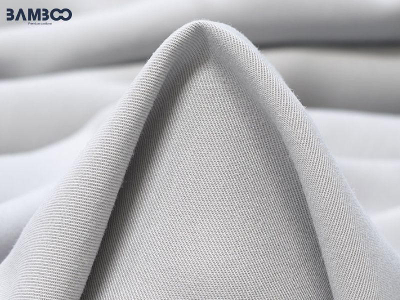 Lựa chọn chất liệu vải chống nhăn phù hợp với mục đích sử dụng sẽ giúp tối đa hóa sự thoải mái và duy trì vẻ ngoài chuyên nghiệp