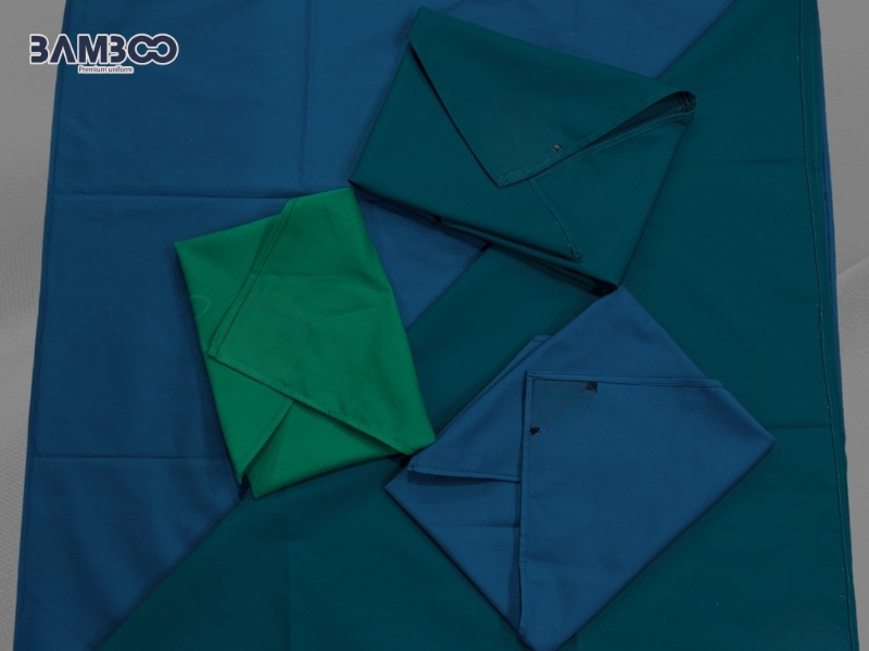 Săng mổ không lỗ giúp che phủ người bệnh, bàn mổ và khu vực phẫu thuật, hỗ trợ duy trì phạm vi vô khuẩn