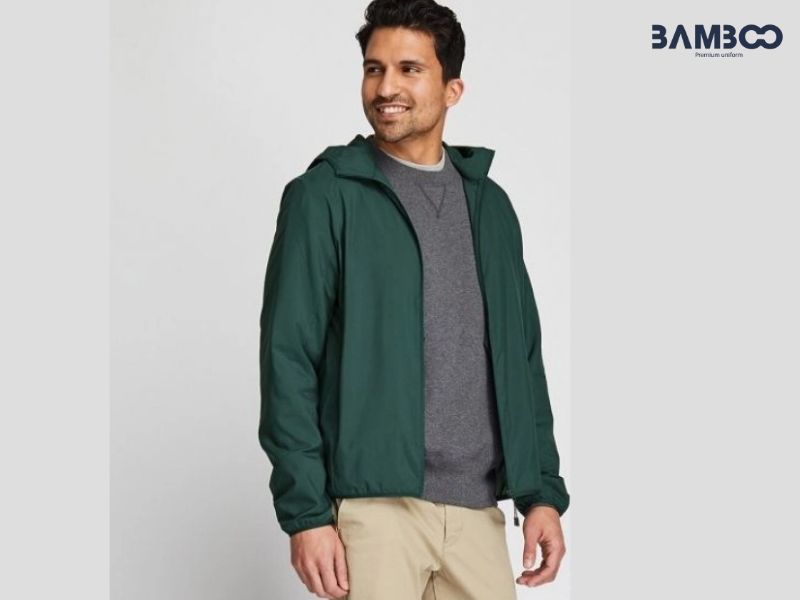 Đồng phục áo khoác gió xanh lá cây đậm mang phong cách trẻ trung, hiện đại và năng động