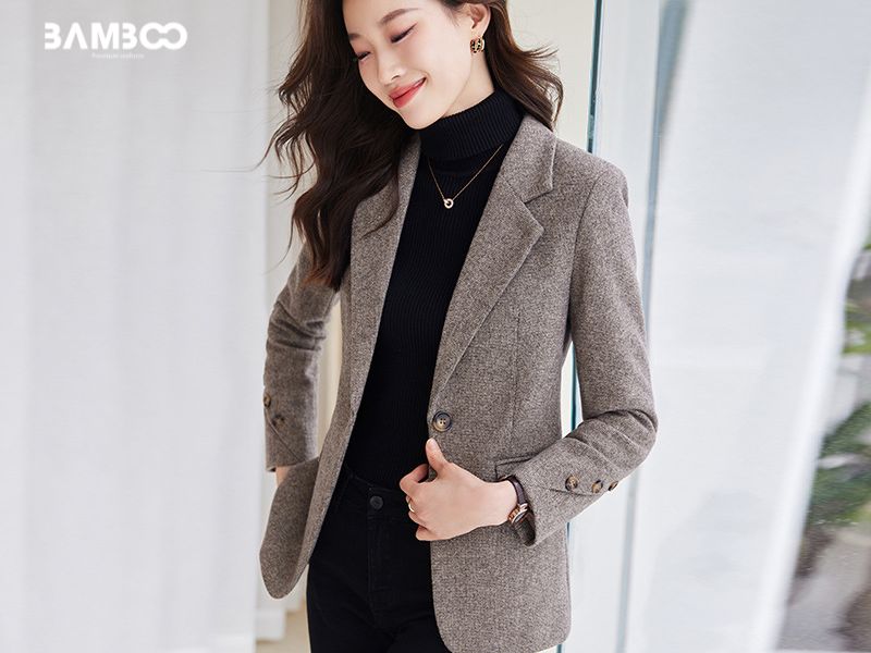 Áo vest dạ nữ từ lâu đã vượt xa giới hạn của một đồ giữ ấm để trở thành biểu tượng cho sự tinh tế và quyền lực của phái đẹp