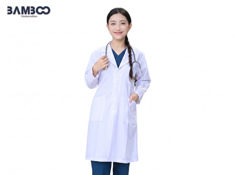 Áo blouse bác sĩ thẩm mỹ viện có kiểu dáng thanh lịch, màu sắc trang nhã, vải thoáng mát và logo thêu tinh tế