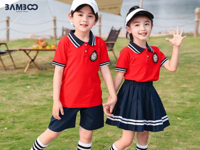 Đồng phục trường mầm non quốc tế được thiết kế đồng bộ để nhận diện thương hiệu qua logo, tên trường và màu sắc đặc trưng
