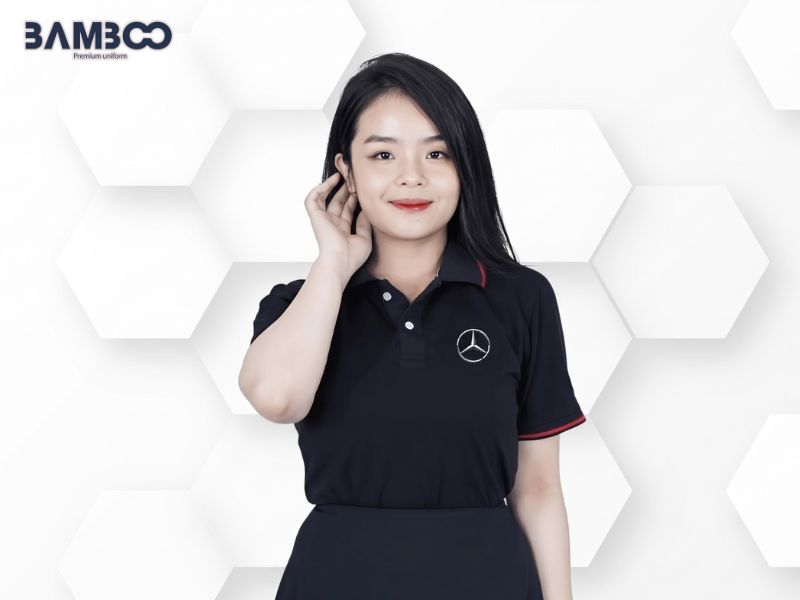 Đồng phục Mercedes ưu tiên gam màu đen, xanh đen, trắng và xám, kết hợp kiểu dáng thanh lịch, logo tinh tế