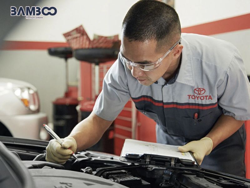 Đồng phục Toyota nổi bật với thiết kế gọn, màu sắc nhận diện và chất liệu phù hợp từng vị trí