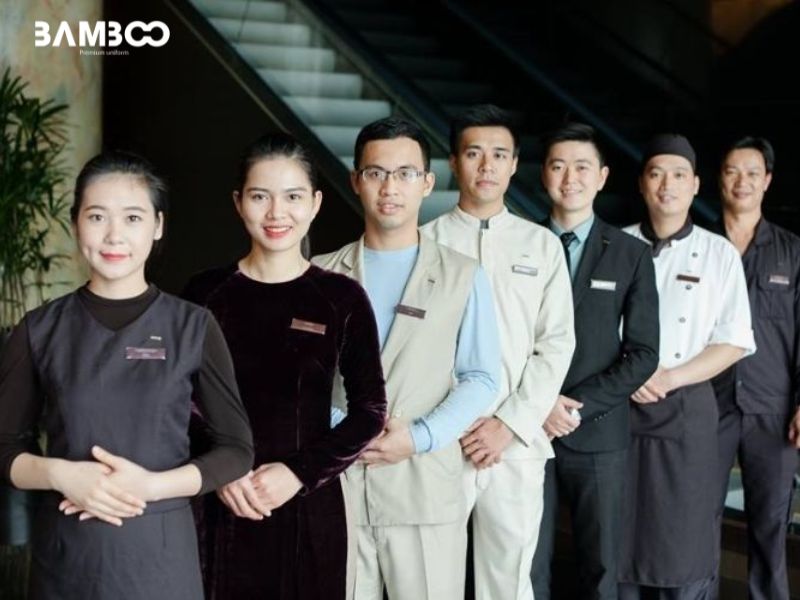 Đồng phục khách sạn 5 sao nên chọn màu tinh tế, chất vải bền, form chuẩn, phụ kiện sang, đồng bộ