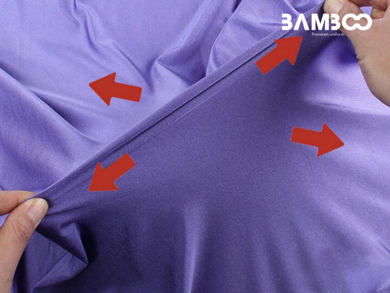 Tỷ lệ Spandex và kỹ thuật dệt quyết định độ co giãn, giúp đồng phục thoải mái, linh hoạt hơn