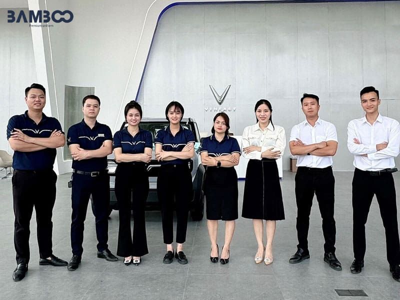 Đồng phục hãng ô tô VinFast nổi bật với thiết kế theo vị trí, màu sắc hài hòa và logo nhận diện rõ ràng
