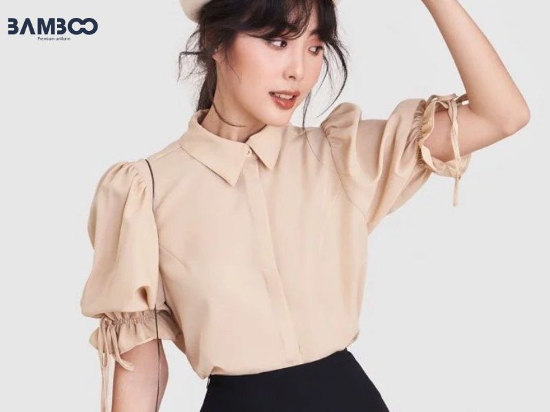 Áo kiểu nữ Hàn Quốc khác biệt rõ rệt nhờ khả năng dung hòa giữa tính thanh lịch nghề nghiệp và sự mềm mại, nữ tính