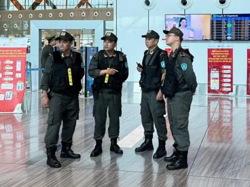 Đồng phục an ninh sân bay cơ động