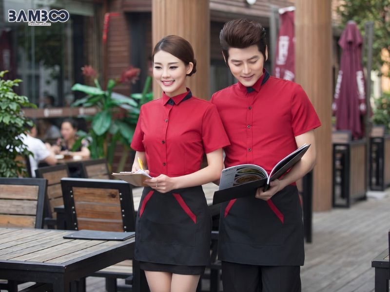 Áo sơ mi quán ăn gia đình gọn gàng, lịch sự, dễ phối với tạp dề và quần tối màu