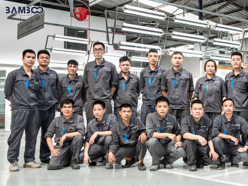 Đồng phục bảo trì Mazda phối xám xanh hiện đại, bền bỉ, gọn gàng, hỗ trợ kỹ thuật viên thao tác linh hoạt