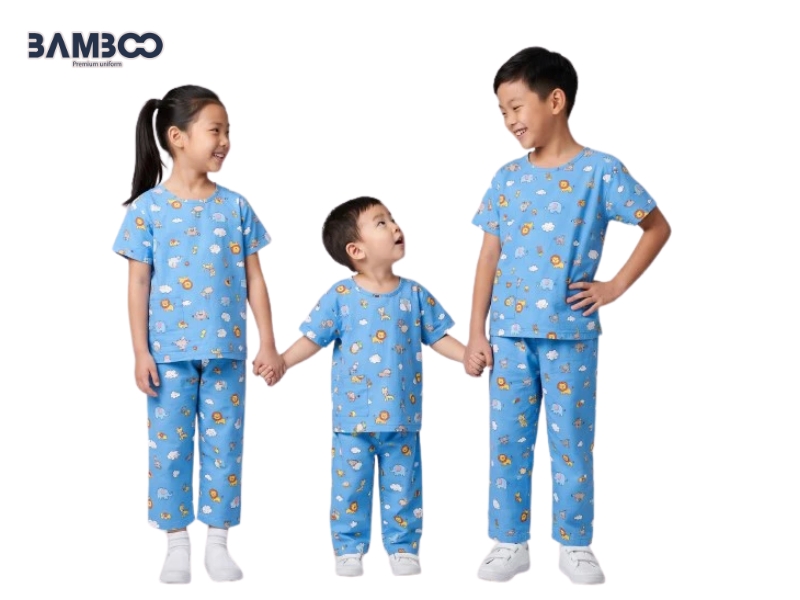 Trang phục bệnh nhi mềm nhẹ, màu sắc sinh động, dễ thay và thuận tiện cho việc chăm sóc trẻ
