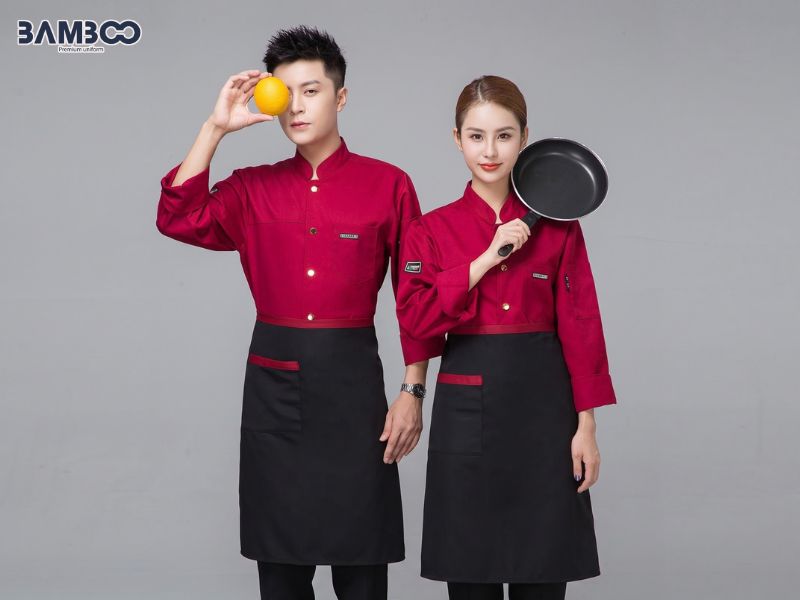 Đồng phục bếp gọn gàng, dễ thao tác, phối cùng quần và mũ bếp