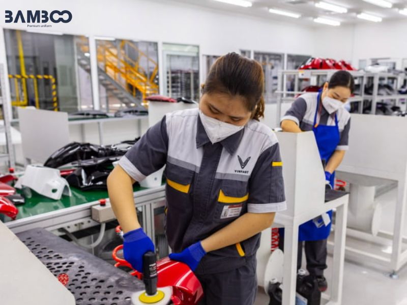 Đồng phục công nhân VinFast bền, tiện dụng, phù hợp môi trường sản xuất và yêu cầu công việc