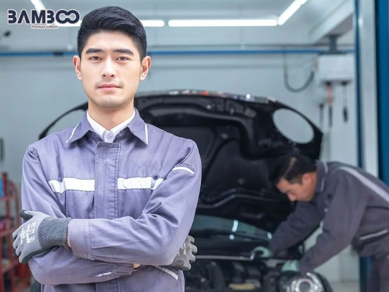 Đồng phục cố vấn dịch vụ và nhân viên xưởng được thiết kế riêng, dễ phân biệt
