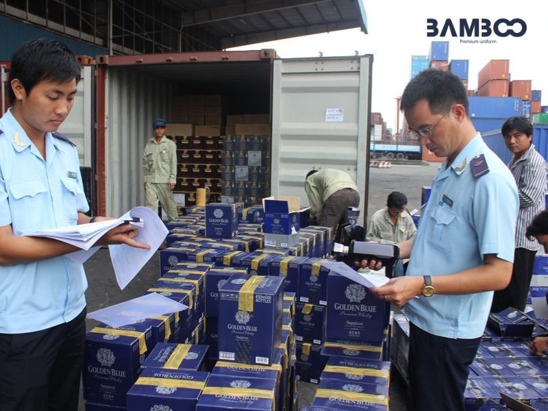 Đồng phục nhân viên hải quan chỉn chu, thể hiện tính kỷ luật