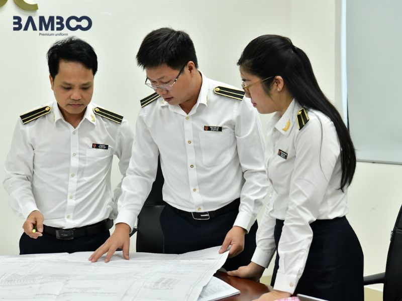 Đồng phục kiểm toán viên thu đông gồm vest tím than, sơ mi, quần âu, phụ kiện nhận diện và giữ ấm