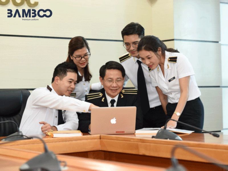 Đồng phục kiểm toán tư nhân gồm sơ mi, vest, chân váy và quần âu, ưu tiên lịch sự, chuyên nghiệp