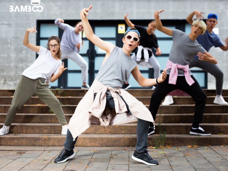 Đồng phục nhóm nhảy giúp tạo điểm nhấn cho màn trình diễn