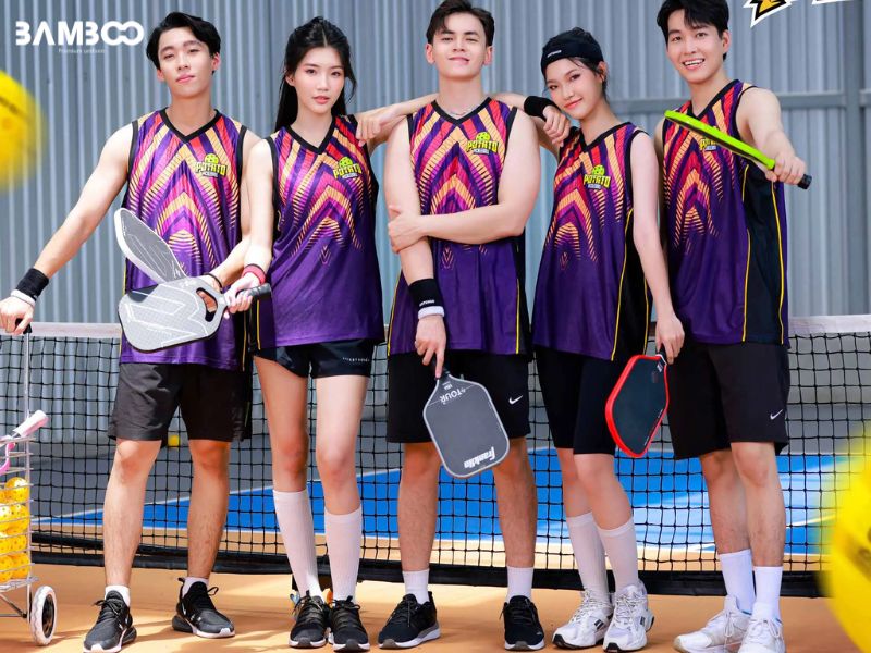 Áo ba lỗ thể thao, họa tiết hình học, màu sắc nổi bật, trẻ trung