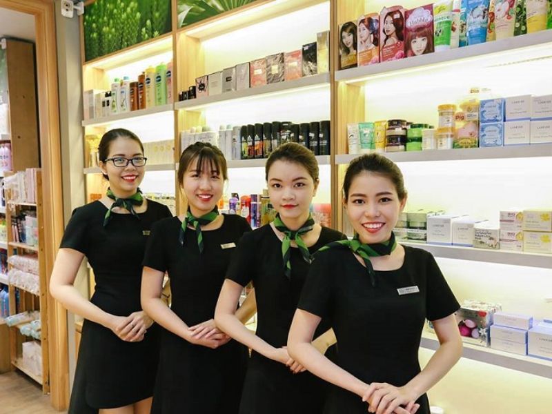 Đồng phục siêu thị mỹ phẩm thanh lịch, sạch sẽ, chống bám bẩn và tôn dáng tinh tế