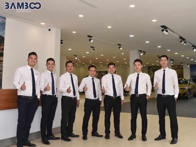 Sơ mi BMW thiết kế thanh lịch, màu trung tính, phối logo và chi tiết nhận diện hài hòa