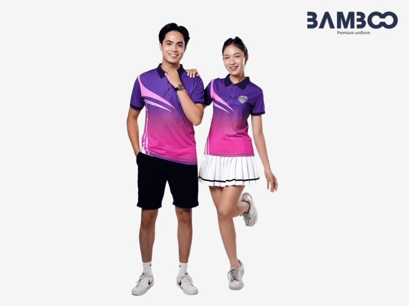 Áo đồng phục tennis nữ gồm áo polo hoặc áo thun kết hợp váy/đầm co giãn, linh hoạt vận động, kín đáo và trẻ trung