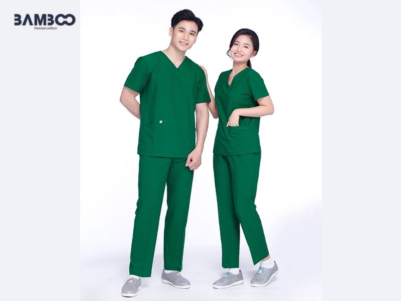 Đồng phục xanh lá mang gam màu tươi mới, tạo hình ảnh chuyên nghiệp, năng động và thân thiện