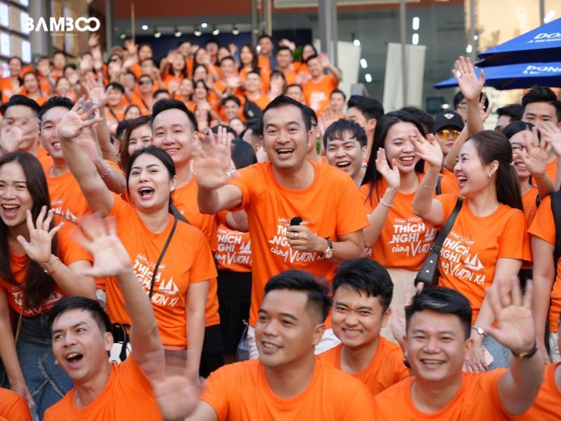 Đồng phục Year End Party tạo nên sự cộng hưởng về mặt hình ảnh, khiến không khí buổi tiệc thêm phần sôi động và hào hứng