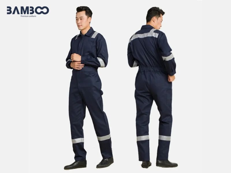 Áo liền quần bảo hộ thiết kế kín đáo, chống bám bẩn, giá 200.000–275.000 VNĐ/bộ