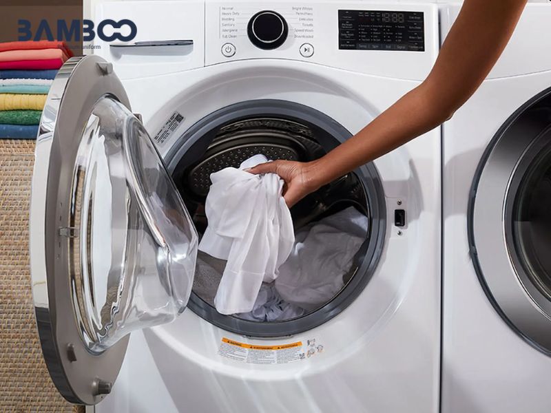 Giặt máy áo polo đồng phục nên chọn chế độ nhẹ, nước lạnh, lộn trái áo