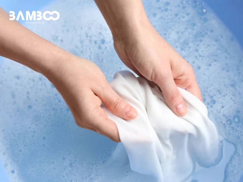 Các mẫu áo polo đồng phục cao cấp hoặc áo có logo in, thêu cầu kỳ nên giặt tay để bảo vệ các chi tiết