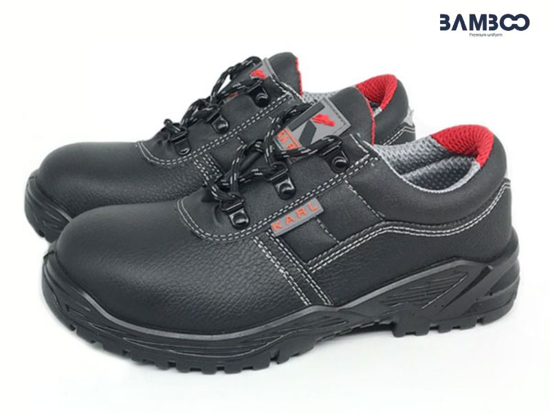 Karl Tractor sở hữu thiết kế cổ điển, sử dụng da tổng hợp bền chắc kết hợp mũi thép và đế thép truyền thống