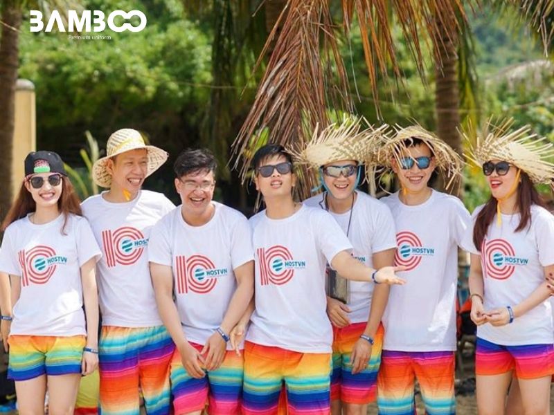 Đồng phục du lịch biển màu trắng in logo