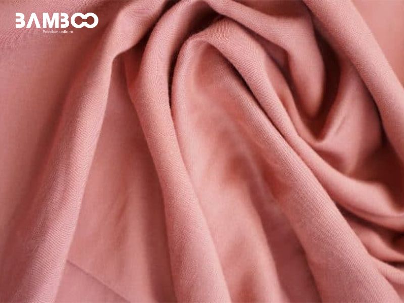 Vải Rayon dễ nhăn, kém bền khi ướt, không co giãn và cần bảo quản cẩn thận khi sử dụng