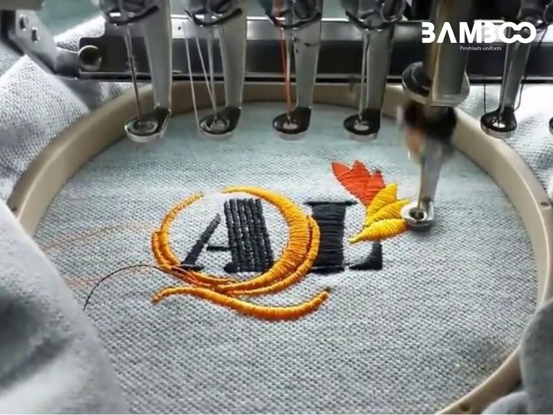 Hệ thống in thêu hiện đại giúp logo đồng phục sắc nét, bền màu và đồng nhất