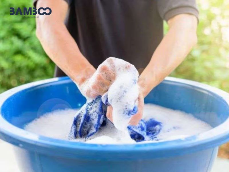 Vải Modal nên giặt bằng nước lạnh, dùng chất tẩy dịu nhẹ và ưu tiên chế độ giặt nhẹ
