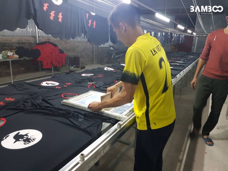 In lụa trên vải sử dụng khung lưới mịn được căng có các khu vực bịt kín bằng keo hoặc nhựa vinyl để tạo thành thiết kế mong muốn