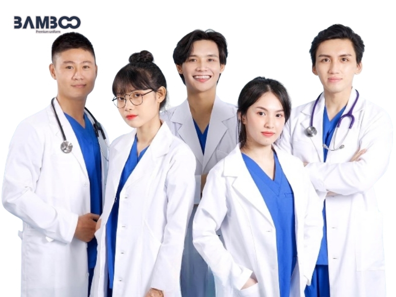 Logo và tên nhân viên trên đồng phục xét nghiệm cần bố trí hài hòa, dễ nhận diện 