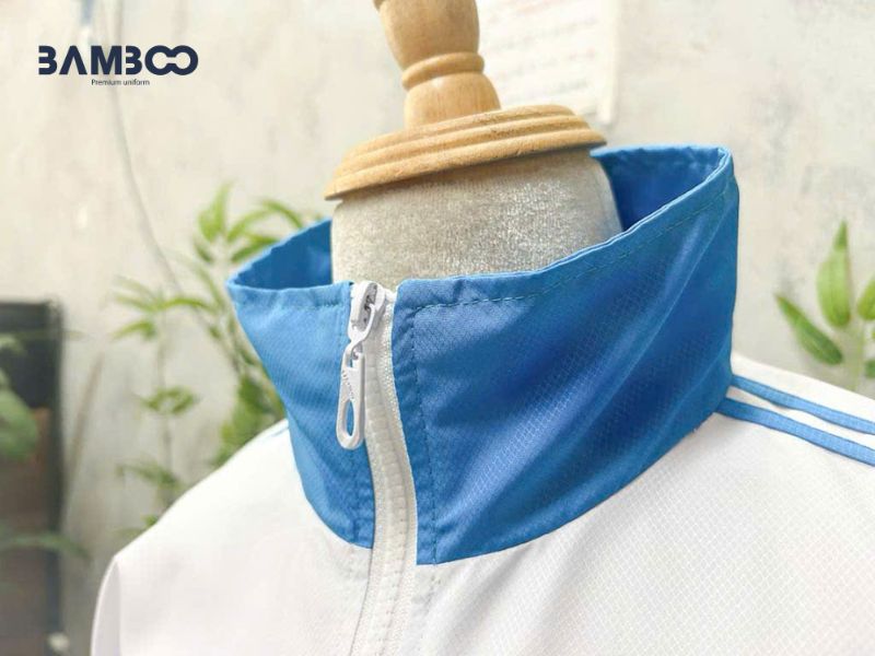 Kiểm tra khóa kéo, cúc áo và phụ kiện để đánh giá độ hoàn thiện sản phẩm