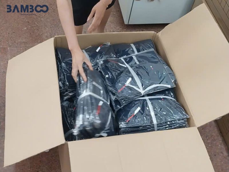 Kiểm tra số lượng, kích thước và phom dáng để đảm bảo đồng phục đúng yêu cầu