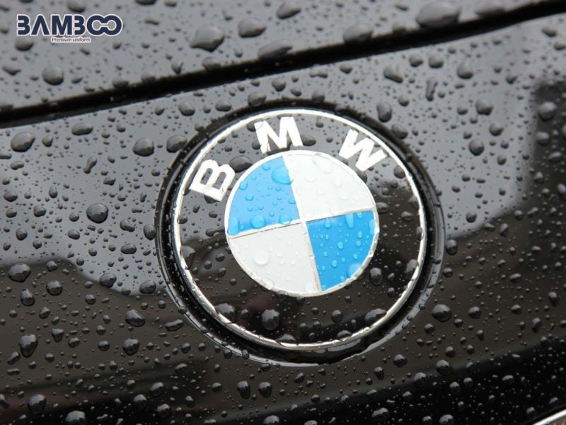 Logo BMW với vòng tròn xanh trắng đặc trưng, thể hiện bản sắc Bavaria và nhận diện thương hiệu