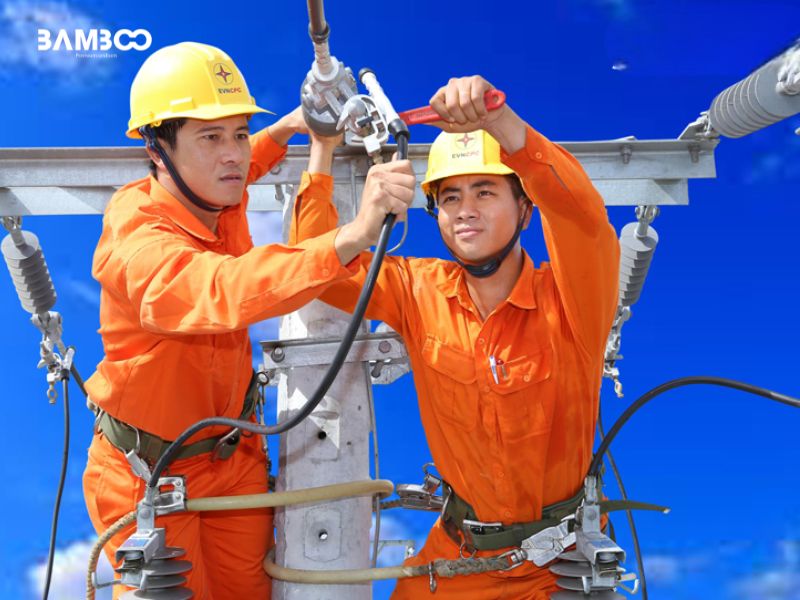 Đồng phục bảo hộ ngành điện lực thiết kế chuyên biệt với chất liệu chống cháy, cách điện và chịu nhiệt giúp giảm thiểu tối đa rủi ro