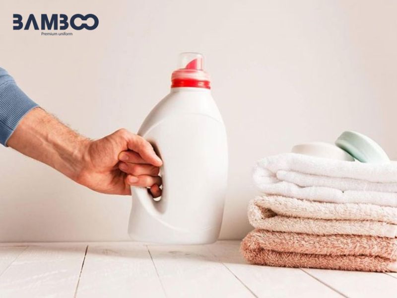 Nên sử dụng nước giặt có công thức dịu nhẹ để làm sạch hiệu quả, bảo vệ màu sắc và kết cấu sợi vải